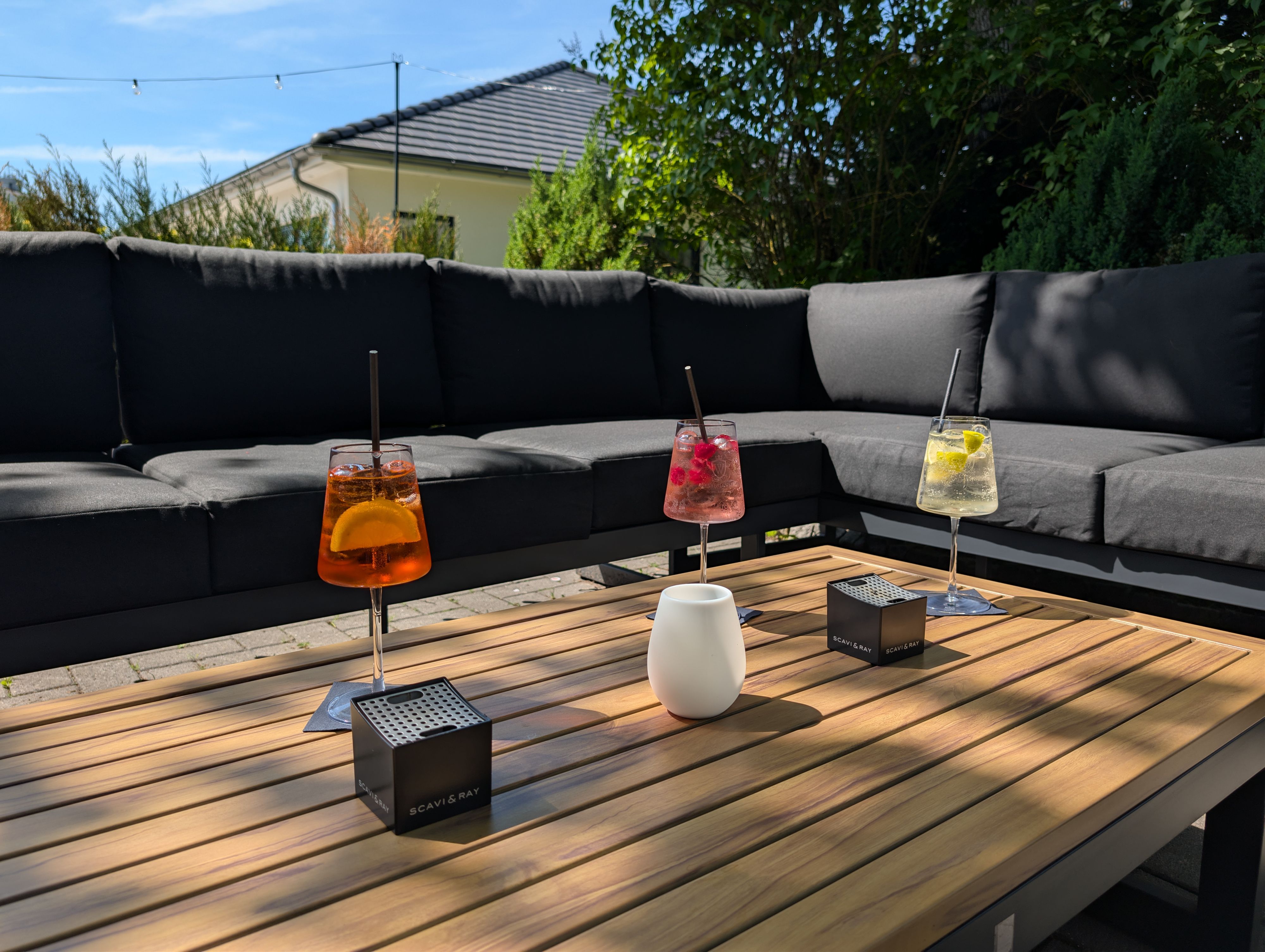 Sommerdrinks auf Lounge-Tisch