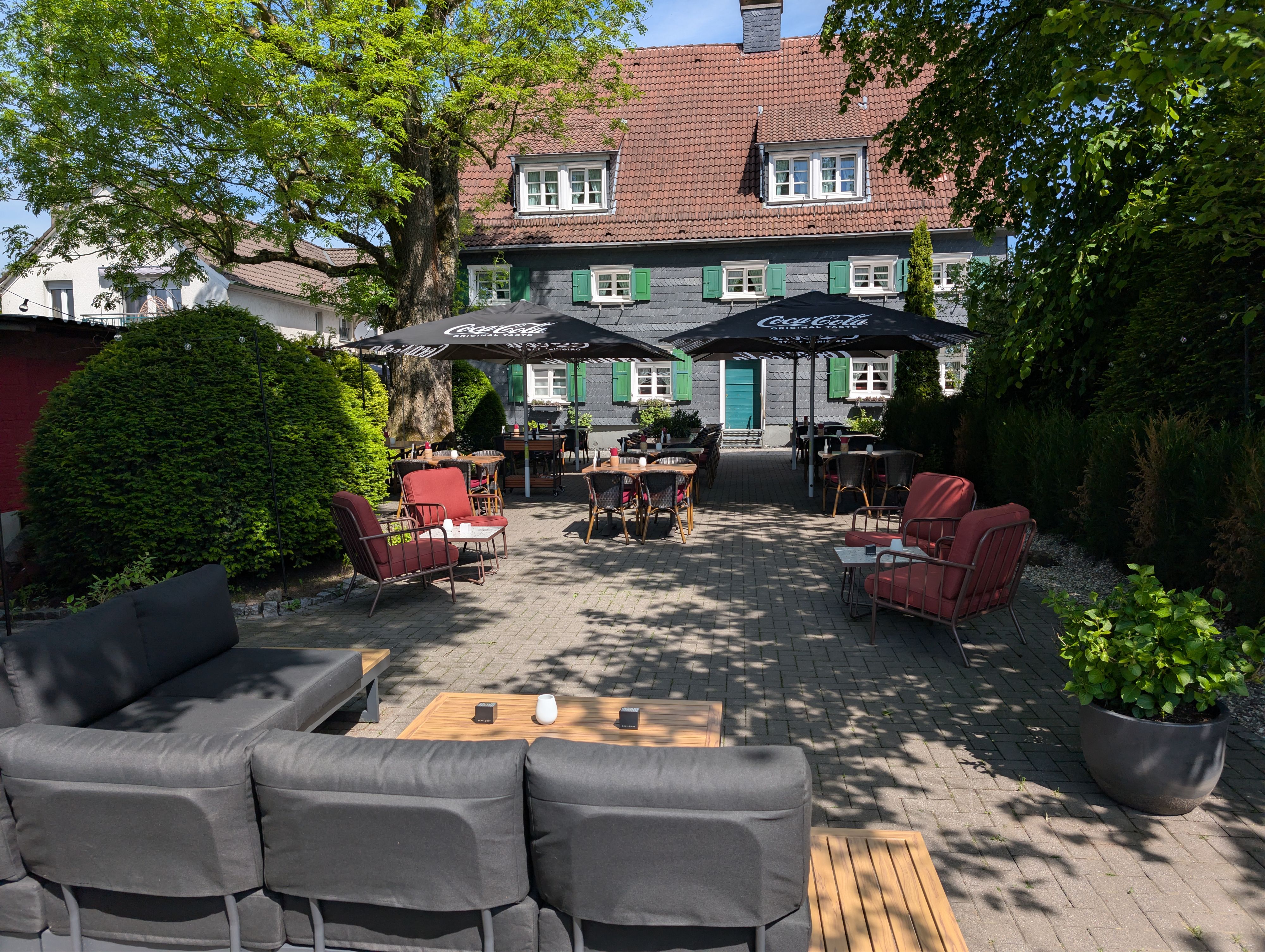 Außenansicht mit Lounge-Bereich